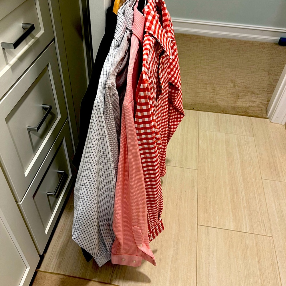 Batch of 5 Mizzen and Main men’s dress shirts. Size M- barely worn!!